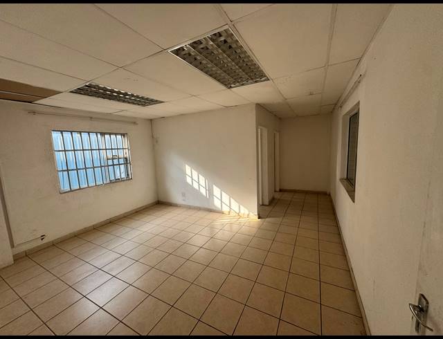 300M² WAREHOUSE TO LET IN CROWN